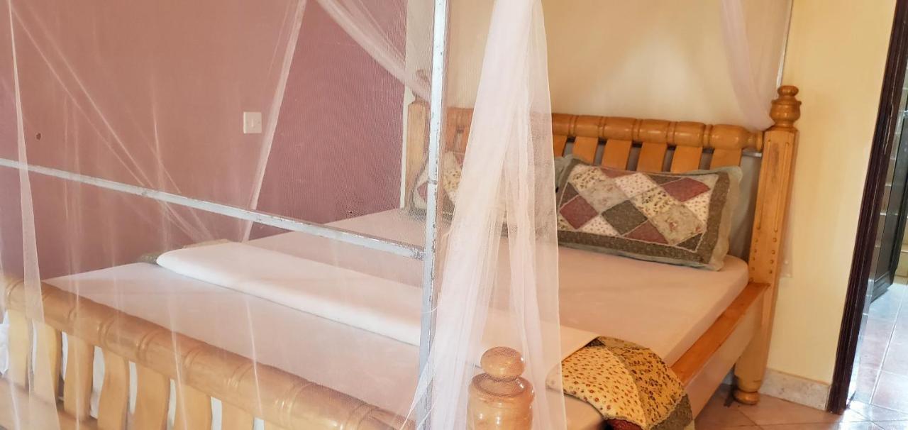 La Feve Beach Bed And Breakfast Entebbe Eksteriør billede