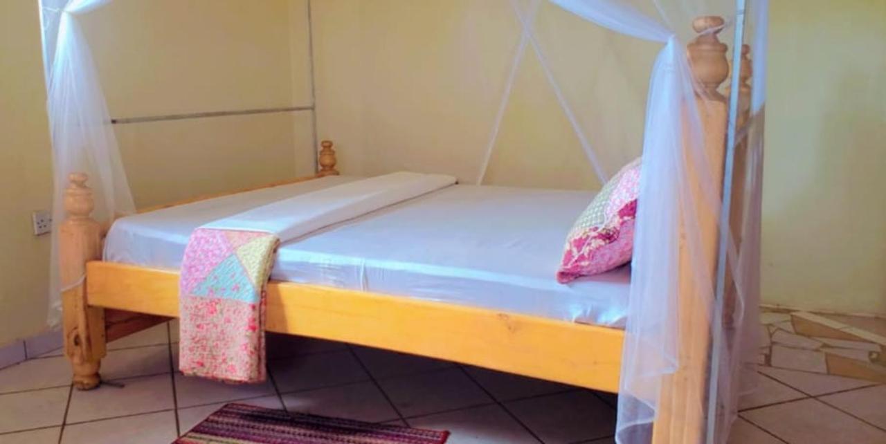 La Feve Beach Bed And Breakfast Entebbe Eksteriør billede
